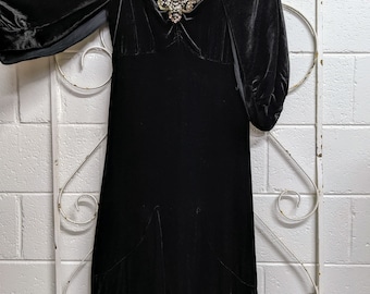Vestido de noche Art Déco de terciopelo de seda negro de los años 30