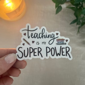„Teaching is my superpower“-Aufkleber I Handbeschrifteter Vinyl-Aufkleber I Wasserfester Laptop-Aufkleber I Aufkleber für Wasserflasche oder Tagebuch I Aufkleber für Lehrer