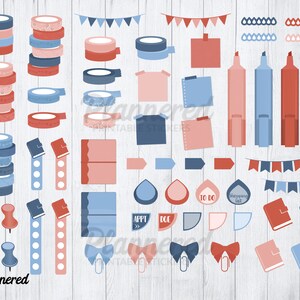 Pu&ograve; includere: Un set di adesivi per planner stampabili in blu e rosa con vari design, tra cui nastro washi, bandierine, fiocchi e note. Il testo "Plannered" &egrave; in fondo all'immagine.