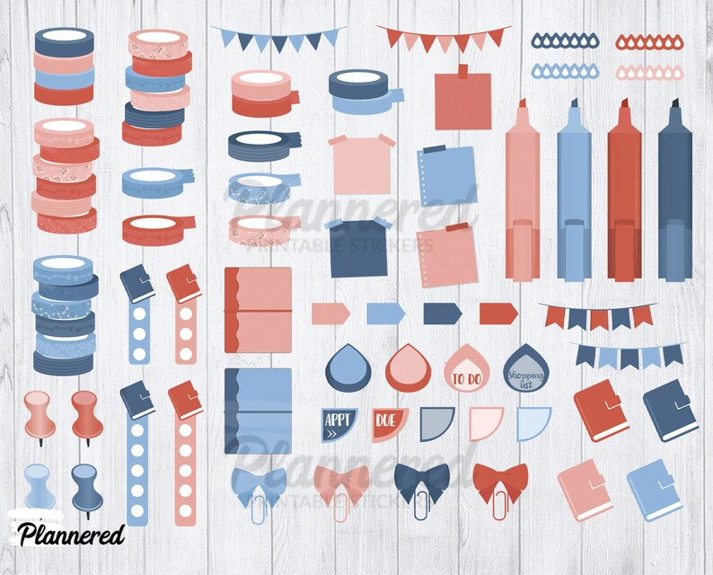 Pu&ograve; includere: Un set di adesivi per planner stampabili in blu e rosa con vari design, tra cui nastro washi, bandierine, fiocchi e note. Il testo "Plannered" &egrave; in fondo all'immagine.