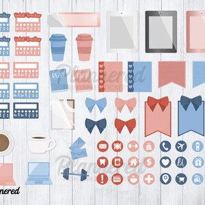 Pu&ograve; includere: Un set di adesivi per planner stampabili con una variet&agrave; di design, tra cui tracker di abitudini, bandiere, fiocchi, tazze da caff&egrave; e icone. Gli adesivi sono in uno schema di colori blu e rosa.