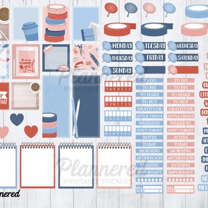 Pu&ograve; includere: Un set di adesivi per planner stampabili in blu, rosso e rosa con una variet&agrave; di design, tra cui nastro washi, tazze da caff&egrave; e grafica di ragazze pianificatrici. Gli adesivi includono testo come "To Do", "To Pay", "Gratitude", "Little Things", "Weekend", "Don't Forget", "Today", "Morning", "Afternoon", "Evening", "Important", "Notes", "Next Week" e "Next Month".
