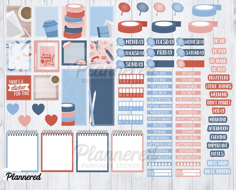 Pu&ograve; includere: Un set di adesivi per planner stampabili in blu, rosso e rosa con una variet&agrave; di design, tra cui nastro washi, tazze da caff&egrave; e grafica di ragazze pianificatrici. Gli adesivi includono testo come "To Do", "To Pay", "Gratitude", "Little Things", "Weekend", "Don't Forget", "Today", "Morning", "Afternoon", "Evening", "Important", "Notes", "Next Week" e "Next Month".