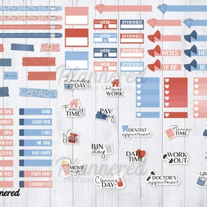 Pu&ograve; includere: Un set di adesivi per planner stampabili in blu, rosso e rosa con vari disegni e testi. Gli adesivi includono frasi come "Giorno del bucato", "Tempo in famiglia", "Giorno di paga", "Giorno di pulizia", "Data e ora", "Allenamento", "Appuntamento dal medico" e "Spesa".