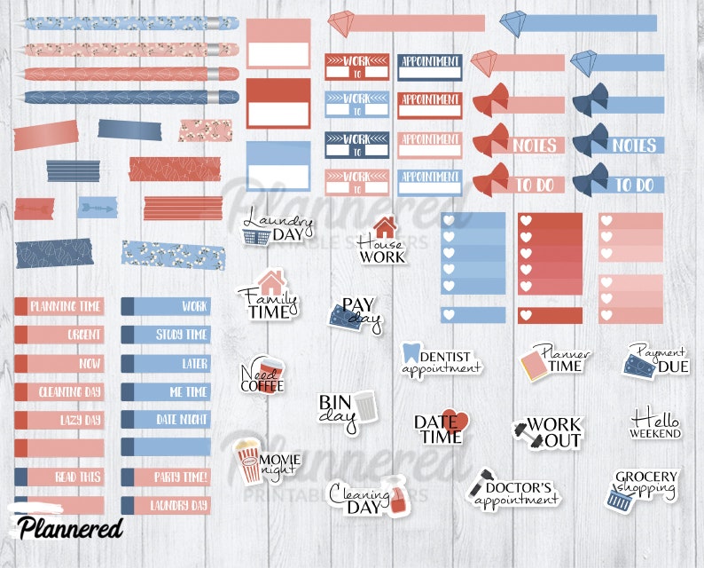 Pu&ograve; includere: Un set di adesivi per planner stampabili in blu, rosso e rosa con vari disegni e testi. Gli adesivi includono frasi come "Giorno del bucato", "Tempo in famiglia", "Giorno di paga", "Giorno di pulizia", "Data e ora", "Allenamento", "Appuntamento dal medico" e "Spesa".
