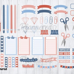 Pu&ograve; includere: Un set di adesivi per planner in blu, rosso e rosa con vari design, tra cui penne, matite, forbici, graffette, diamanti, striscioni e liste di cose da fare. Il testo "Plannered" e "Weekend" &egrave; incluso nell'immagine.