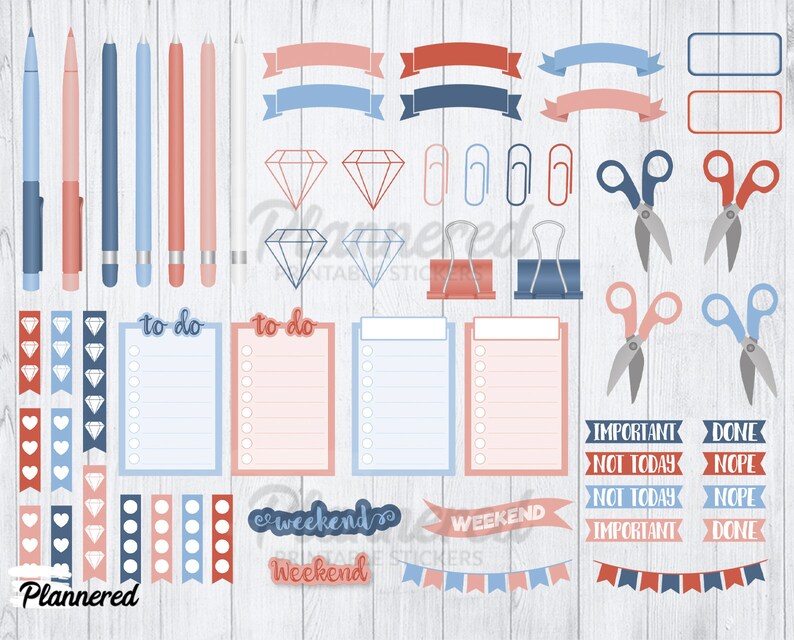 Pu&ograve; includere: Un set di adesivi per planner in blu, rosso e rosa con vari design, tra cui penne, matite, forbici, graffette, diamanti, striscioni e liste di cose da fare. Il testo "Plannered" e "Weekend" &egrave; incluso nell'immagine.