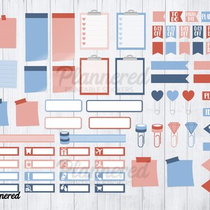 Pu&ograve; includere: Un set di adesivi per planner stampabili in blu, rosso e rosa. Gli adesivi includono varie forme, come rettangoli, quadrati e frecce. Gli adesivi includono anche testo come "To Do", "Compleanno", "Pianifica", "Giorno di paga", "Idee", "Piani" e "Pensieri casuali".