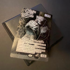 Bestia in cerca di creature leggendarie Foglia d'oro Superficie realizzata a mano Incisione laser Foglia di metallo MTG Magic Gathering Collezionista di carte collezionabili sigillate