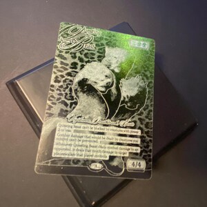 Bestia in cerca di creature leggendarie Foglia d'oro Superficie realizzata a mano Incisione laser Foglia di metallo MTG Magic Gathering Collezionista di carte collezionabili sigillate