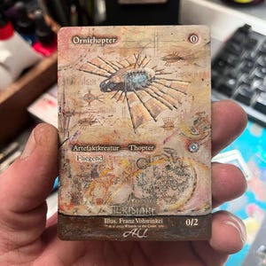Magic The Gathering Carta Artefatto Alterata Illustrazione Originale Ornitottero Realismo Dipinto Fatto a Mano Vecchia Mappa Tesoro Guarda