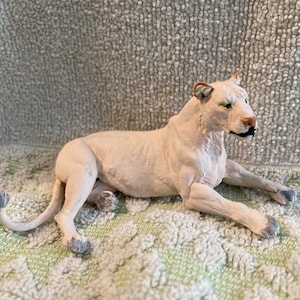 Lioness - Unpainted - Animal Den Miniatures - 3D Resin Printed