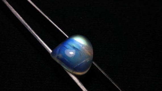 7.25 カラット レインボー ムーンストーン ハートシェイプ ストーン