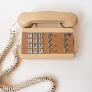 Retro jaren 80 tweekleurige bruine bureautelefoon - retro kantoorinrichting