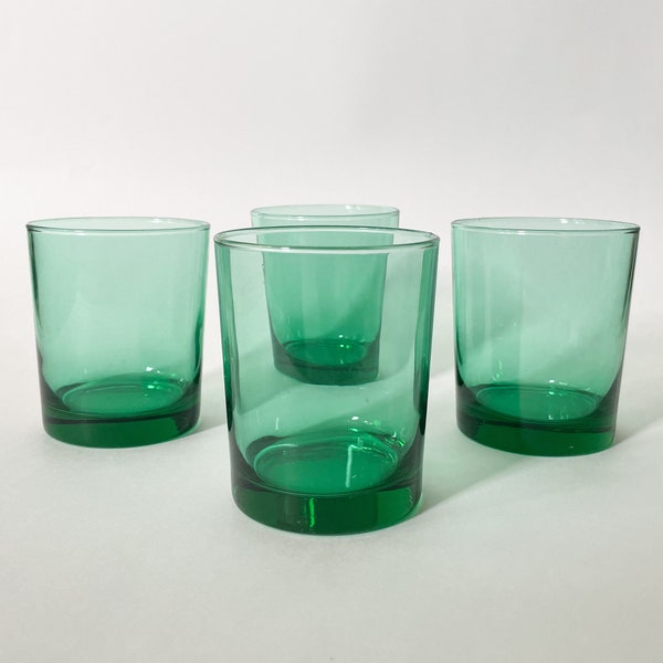 Vasos verdes MCM con juego de 4 piezas de vidrio verde con forma ligeramente cónica