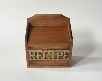 Boîte de recettes VTG en bois avec couvercle et plaque de titre « Recettes » en laiton, fixée au mur ou sur le comptoir