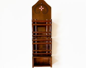 Vintage Briefablage aus Holz mit orangefarbenem Blumendetail von „Imperial“ Japan, vertikal zur Wandmontage, mit 2 Fächern und Schubladenöffnung