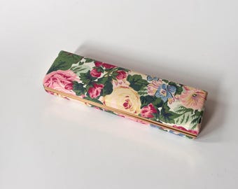 Gestoffeerde sieradendoos uit de jaren 90, met schelpvormige schelp, roze chintzstof en vakjes. Reissieradendoos.