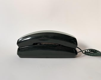 Teléfono fijo con cable y botones, de estilo retro, color verde bosque oscuro, marca RadioShack, años 90.