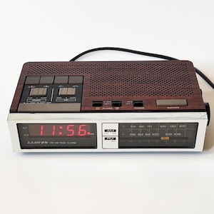Retro Lloyd&#39;s Klokradio met Faux Bois Woodgrain Digitale wekkerweergave en analoge radiowijzerplaat model J204B