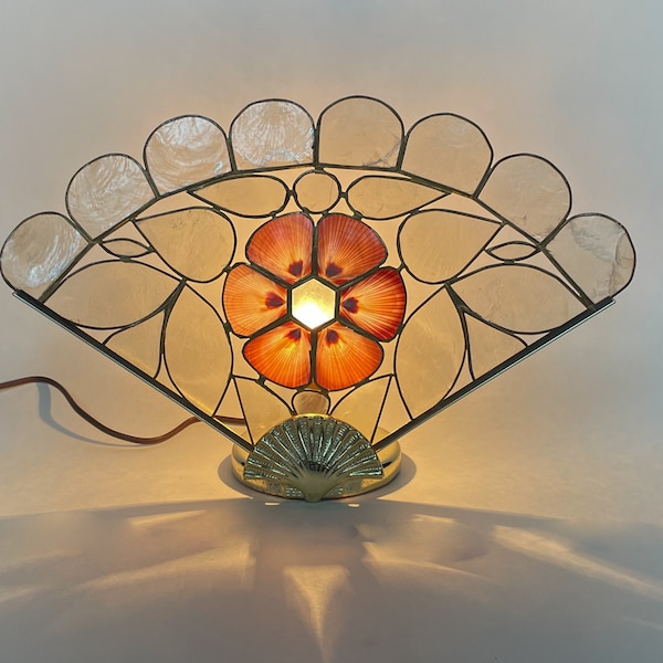 Lampe d'appoint en coquillage éventail des années 1980 en véritable coquillage Capiz et base en laiton