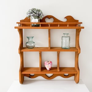 Étagère compartimentée en bois VTG avec étagère supérieure à glissière et découpes de cœurs présentoir mural en bois massif