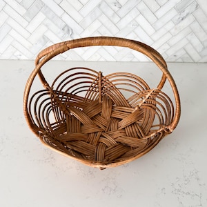 Vtg Woven Willow Basket Decorative Scalloped Flower Shaped Wood Fruit Basket w/ Handle