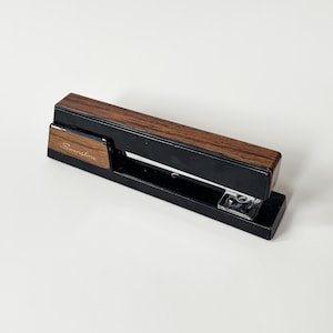 Zszywacz retro Swingline Faux Bois z uchwytem i bokami, wystrój biura w stylu retro z połowy wieku