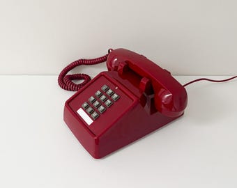 レトロな80年代のチェリーレッド電話機、角張った未来的なテレマックス