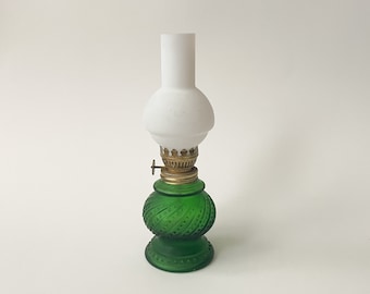 VTG Lampe à huile en verre avec fonte en verre pressé vert givré et cheminée en verre laiteux, petite