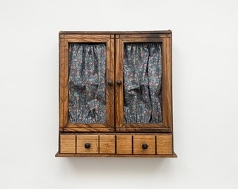 Gabinete de especias de madera Vtg montado en la pared de madera maciza con puertas dobles con cortinas florales
