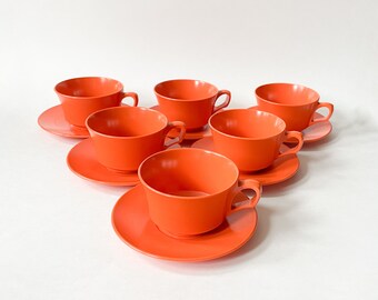 Ensemble de 12 tasses à café orange rétro MCM, tasses à thé et soucoupes en plastique