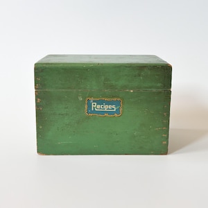 Boîte à recettes Mid-Century en bois verte avec couvercle à charnière et coins en queue d'aronde Boîte à fiches pour comptoir rétro