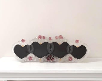 Vintage-Fotorahmen aus mattiertem Glas mit vier Herzmotiven und rosa 3D-Rosen