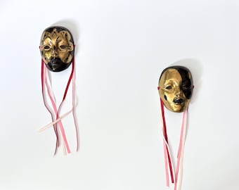 Vintage-Set venezianischer Messingmasken – Schwarze und goldene italienische Karnevalsmasken für die Wand