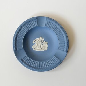 Vtg Wedgwood Jasperware Ashtray Blue Biscuit Porcelain w/ White Neoclassical Scene