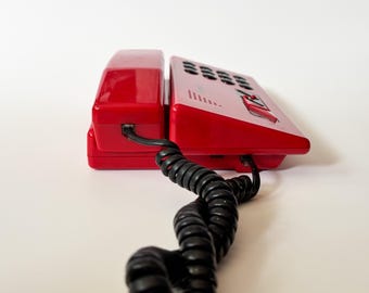 レトロな80年代のチェリーレッド電話機、角張った未来的なテレマックス