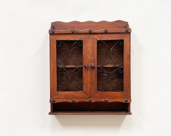Estante de especias de madera Vtg con puertas metálicas caladas y estante gabinete de especias de madera maciza montado en la pared
