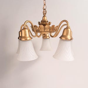 Vtg Brass Pan Light w/ Fluted Frosted Leaf Shades 5-Bulb Electric Ceiling Chandelier