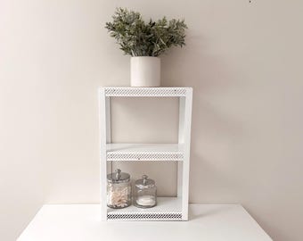 Prateleira de parede vintage em metal branco, estilo meados do século XX - Prateleira retrô geométrica perfurada, flutuante ou de mesa para banheiro.