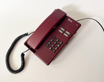 レトロな80年代のチェリーレッド電話機、角張った未来的なテレマックス