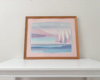 Gerahmter Kunstdruck mit Segelbootmotiv aus den 1980er Jahren – Ätherische, pastellfarbene maritime Landschaft als Wanddekoration