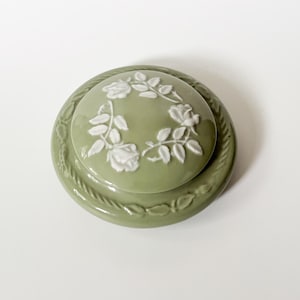 Boîte à bijoux ronde VTG en porcelaine vert sauge de style Wedgwood
