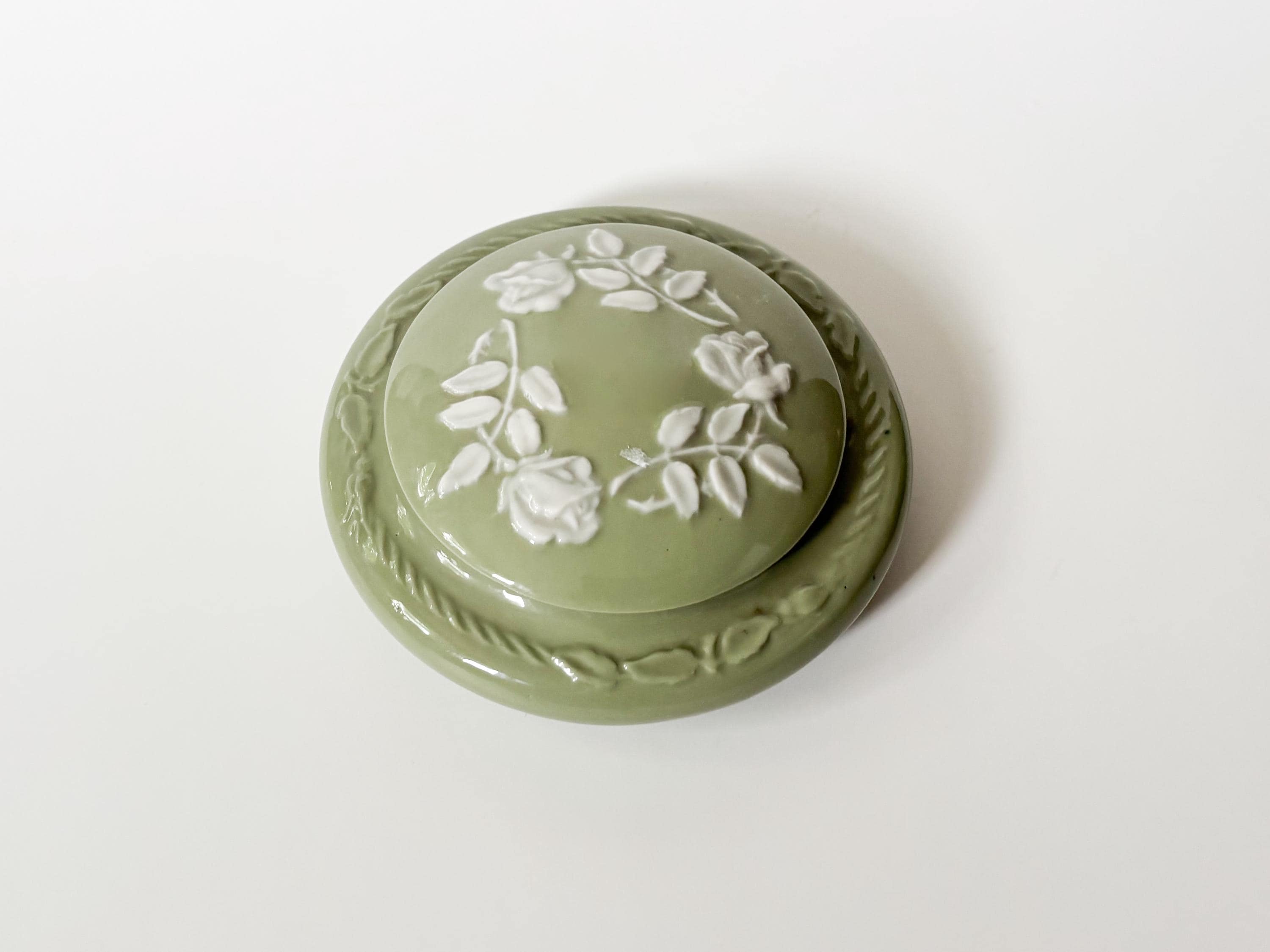 ウェッジウッド小物入れ　花型　ボックス　セージグリーン　天使　 WEDGWOOD - ウェッジウッド ジャスパー 小物入れ 花型 ボックス