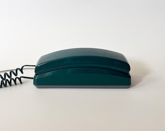 レトロな80年代のチェリーレッド電話機、角張った未来的なテレマックス
