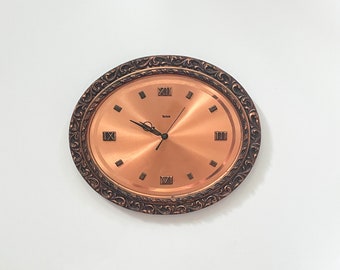 Horloge murale VTG ovale en cuivre par Telep avec cadre orné et cadran en cuivre massif brossé