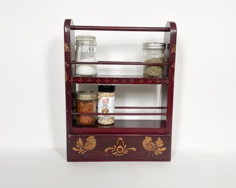 Vtg Wood Spice Rack pintado a mano 2 niveles con estantes con barandillas anchas y cajón