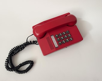レトロな80年代のチェリーレッド電話機、角張った未来的なテレマックス