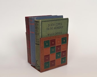 Sujetalibros florentinos vintage de polipiel, con diseño de ajedrez arlequín repujado en oro, estilo biblioteca italiana.