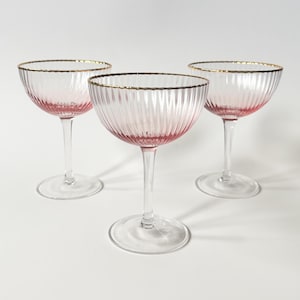 Conjunto de 3 taças vintage estilo Hollywood Regency para champanhe/coquetel, com bojo canelado rosa e borda dourada iridescente.